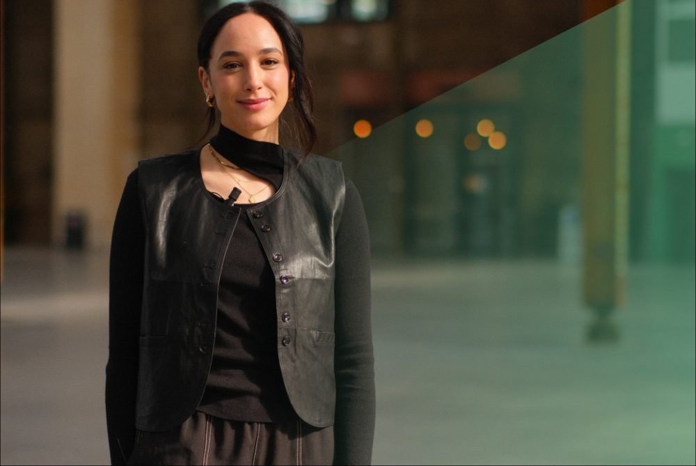 Dounia Maakor poserend in zwarte kleding staand