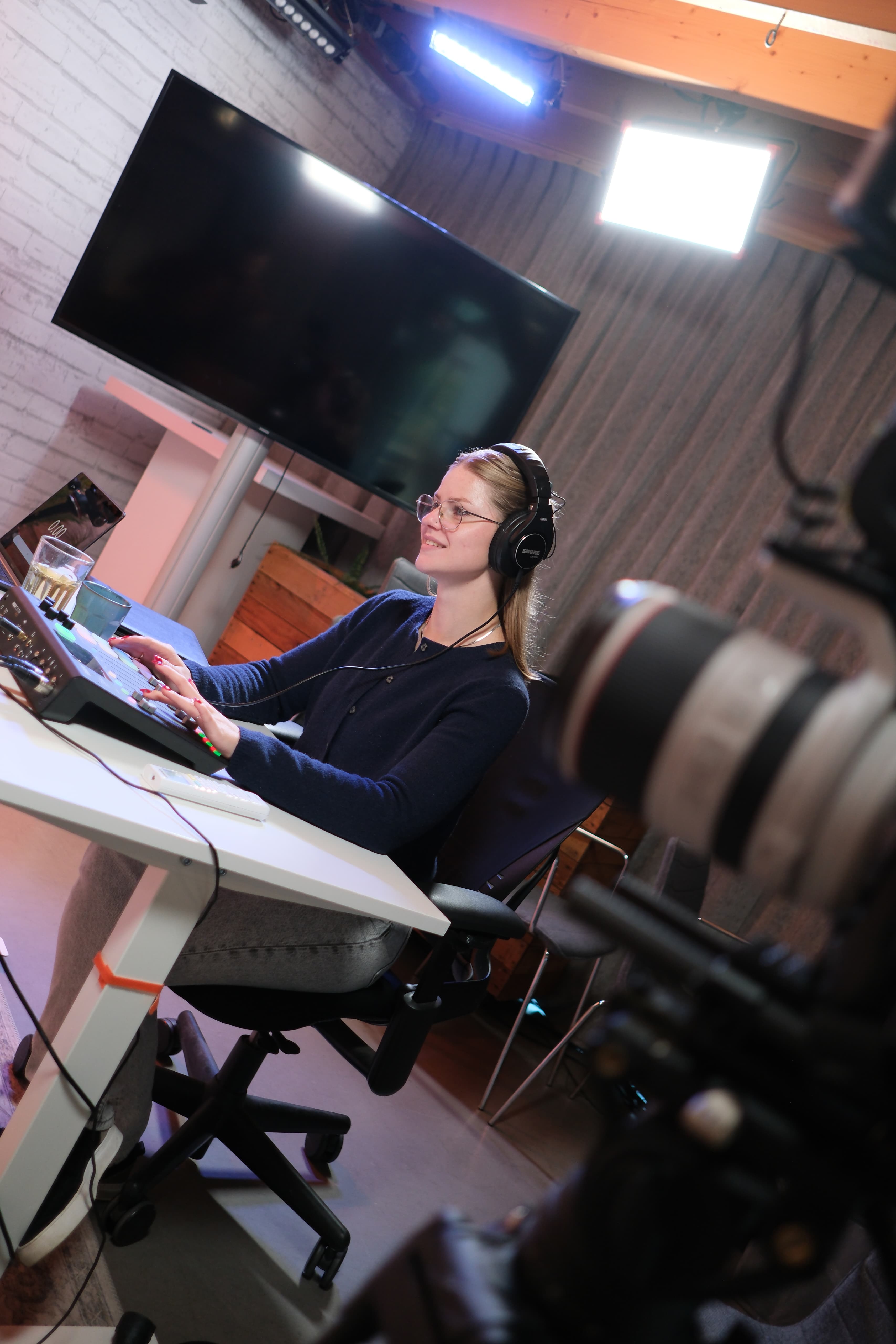 Megan Jacobs achter mengpaneel in studio werkspoor