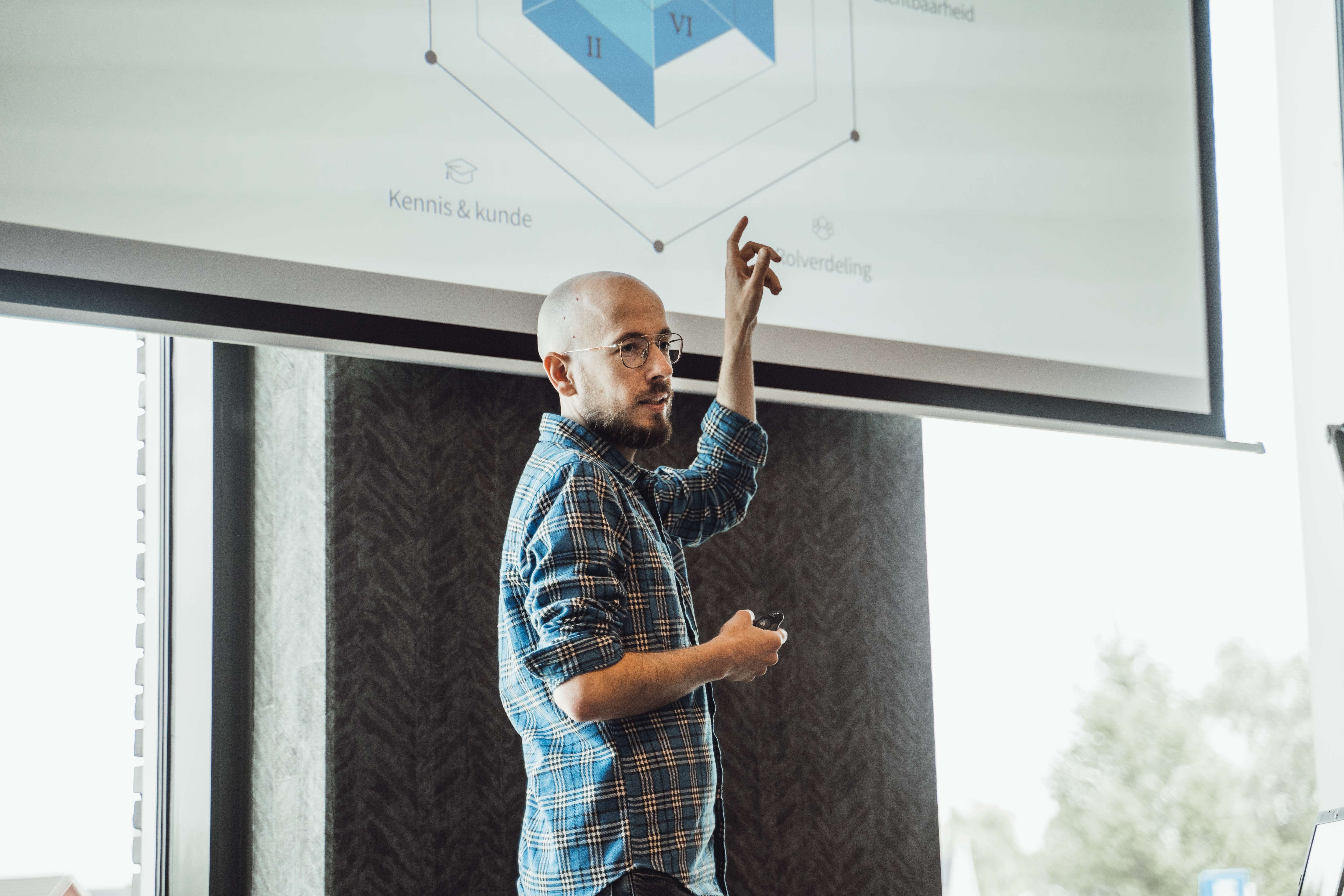 Gert Slob aan het presenteren