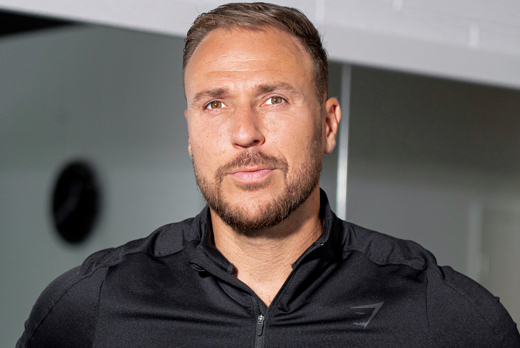 Tonnie Barberio in zwarte trainingsjack