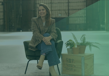 spreker hanna verboom op stoel