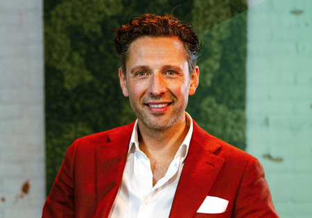 Mark Tigchelaar in roodpak in studio werkspoor