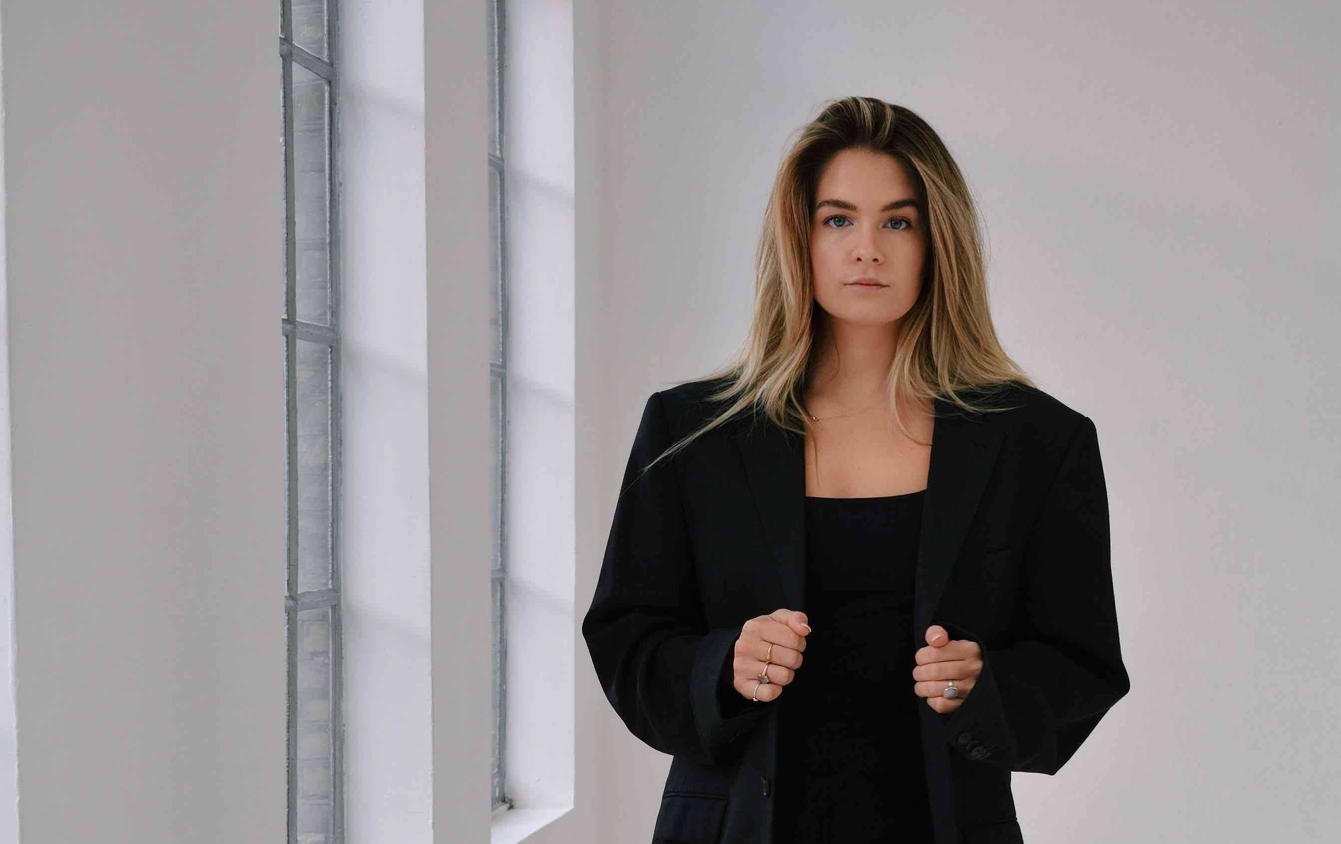 Sophie-Anne Onland in zwarte colbert