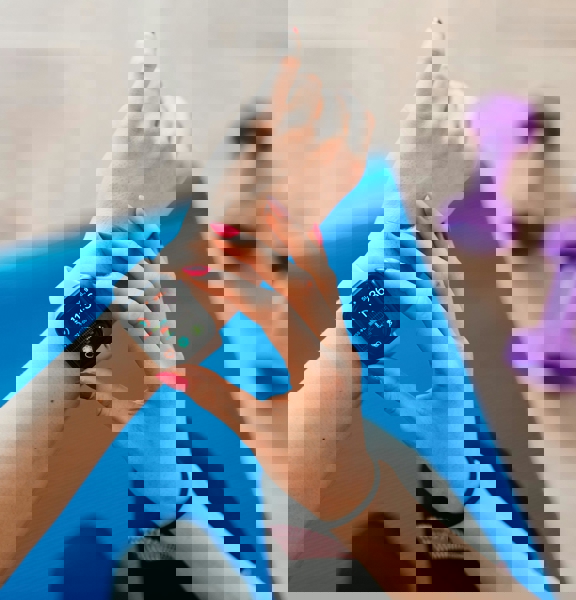 Pols van een vrouw met horloge