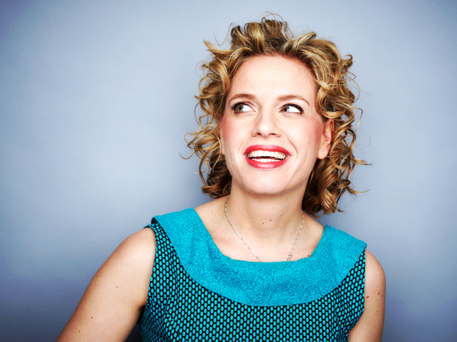 Barbara Breedijk lachend in blauwe jurk