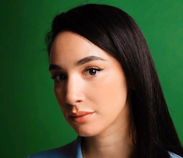 Dounia Maakor voor groene achtergrond