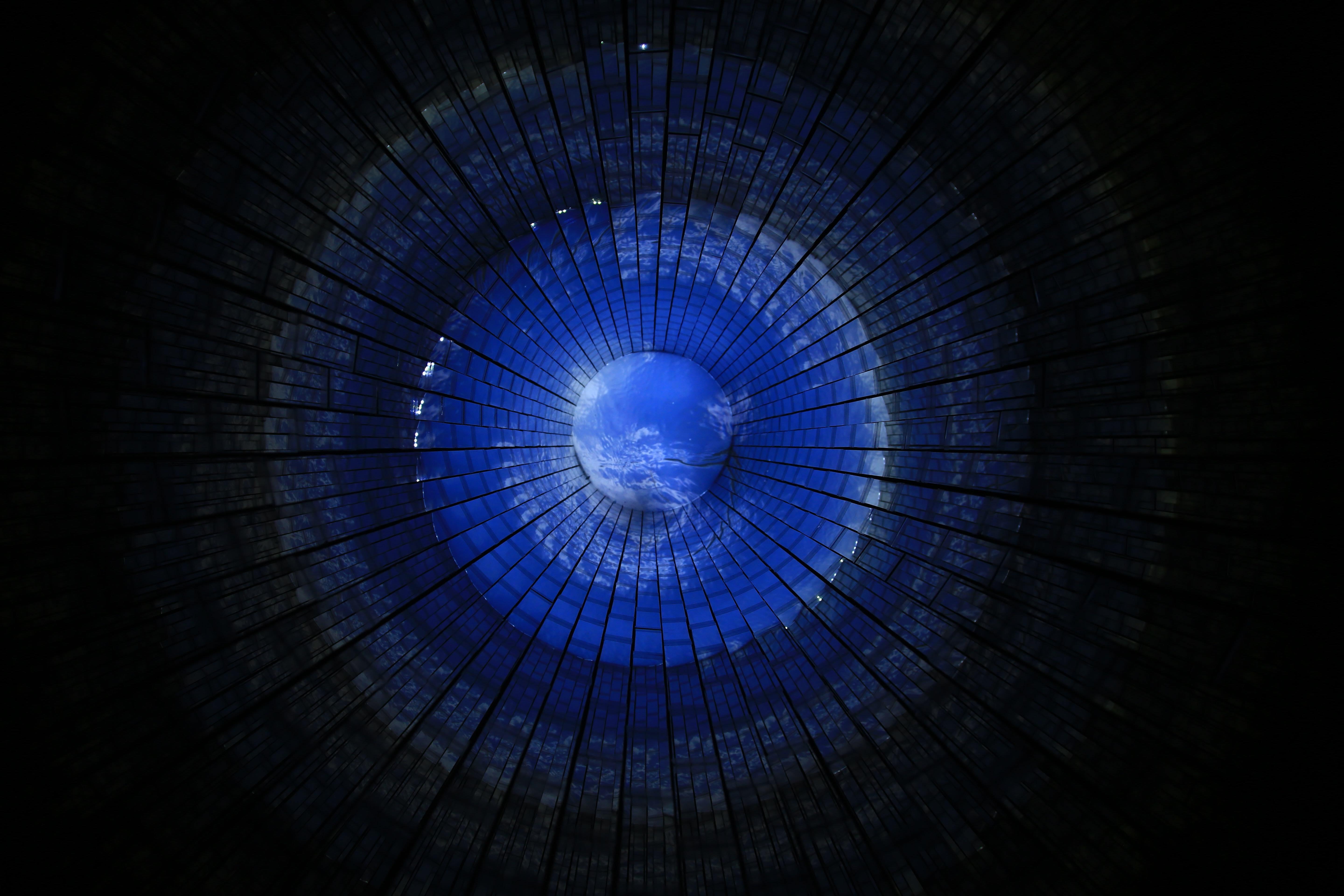 blauwe gloed met zwarte achtergrond