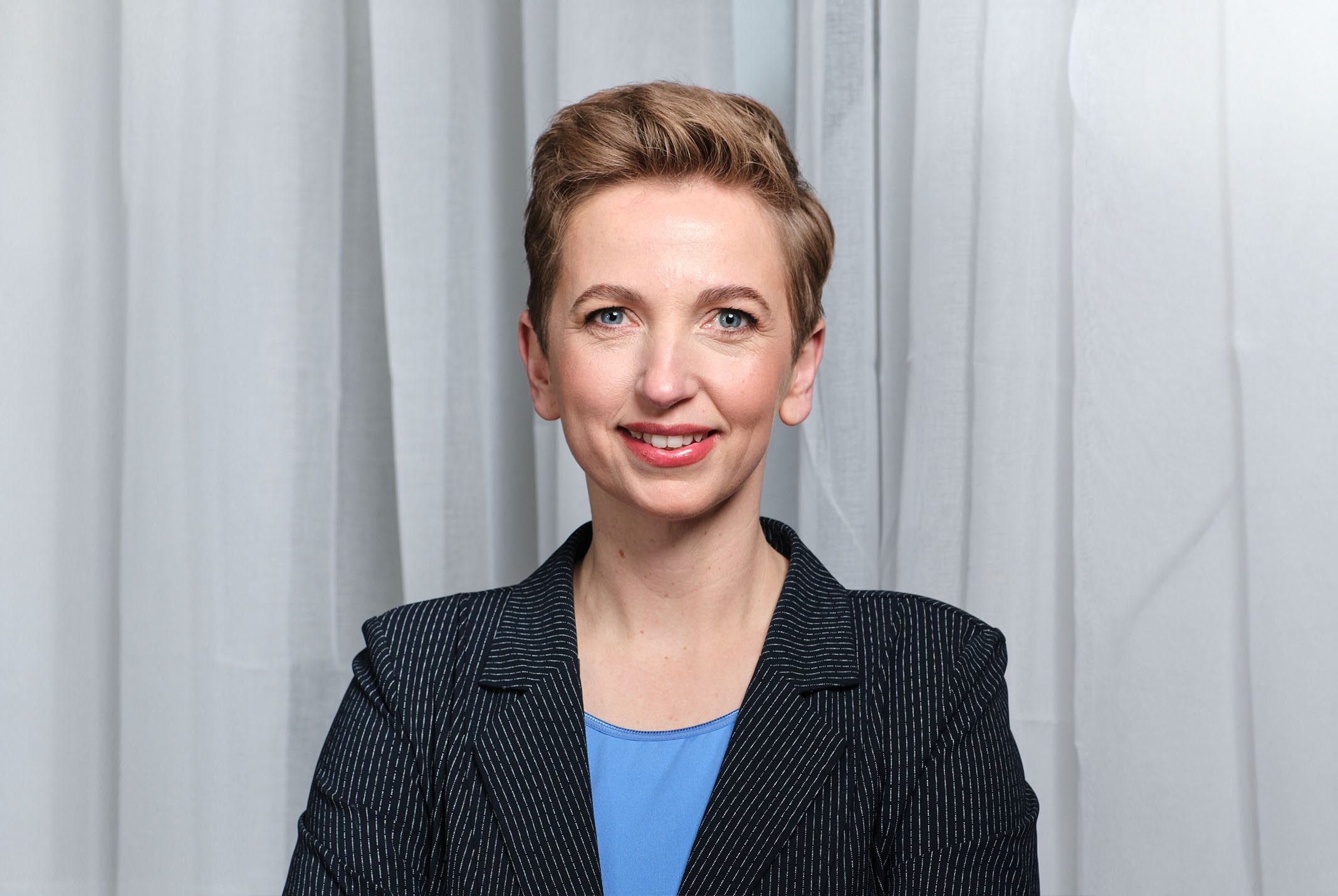 Marijke Roskam witte achtergrond en blauw shirt