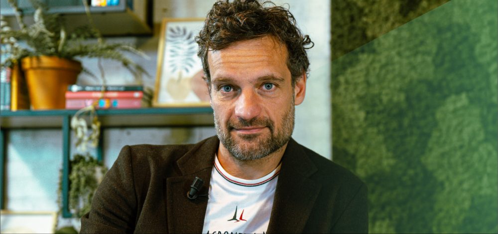 Aren van Muijen poserend in bruine blazer