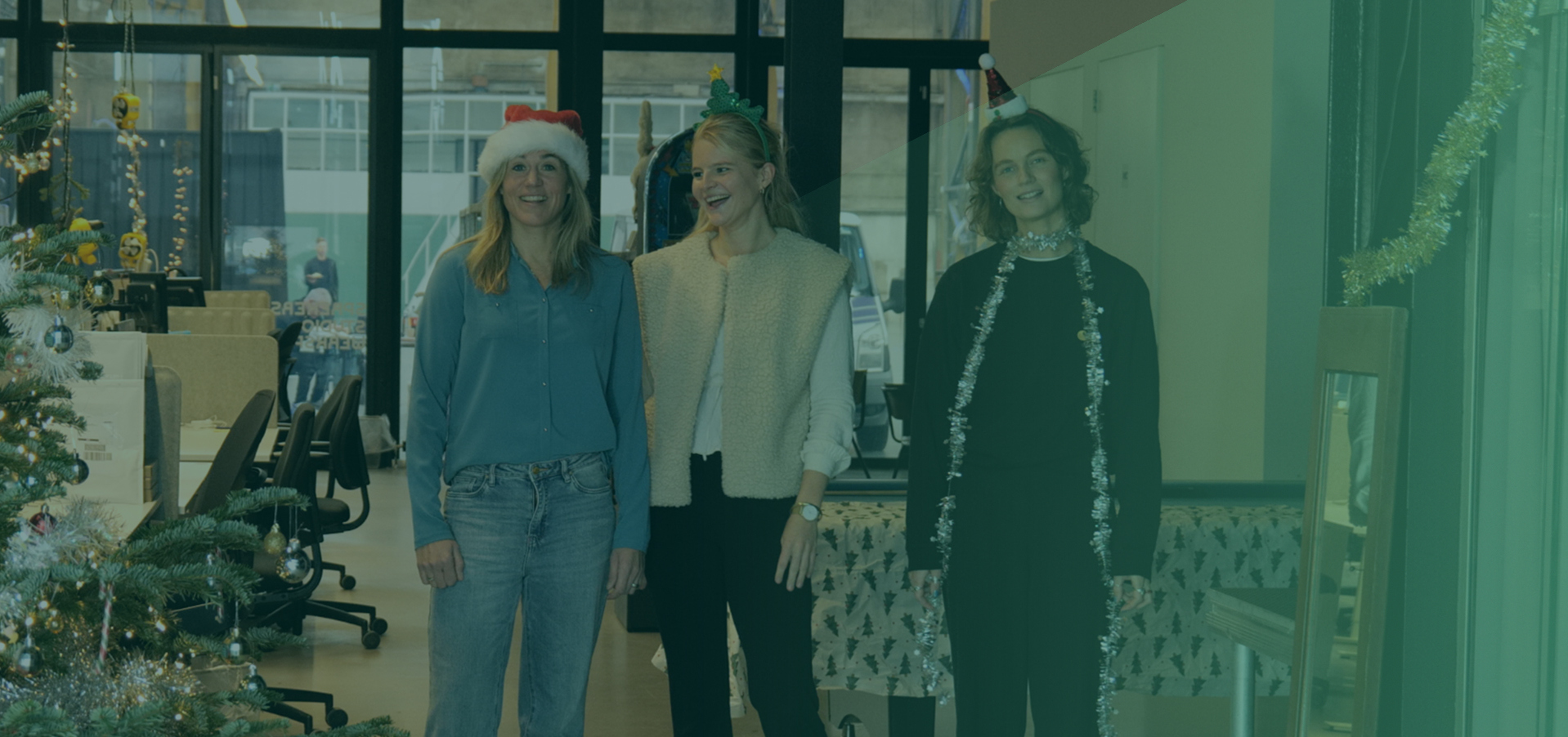 Kim Lammers, Suzanne Munter en Vivanne Goudkuil poserend glimlachen