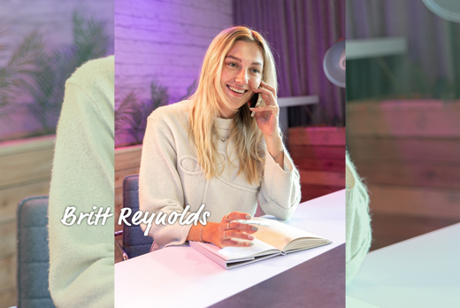 Britt Reynolds aan bureau