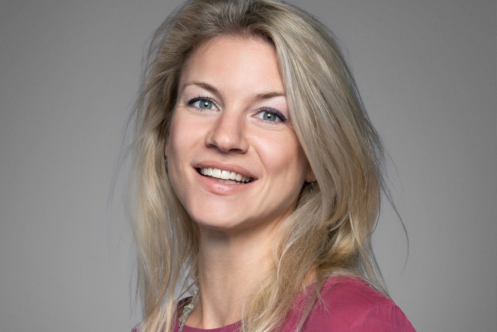 Marelle van Beerschoten in roze blouse