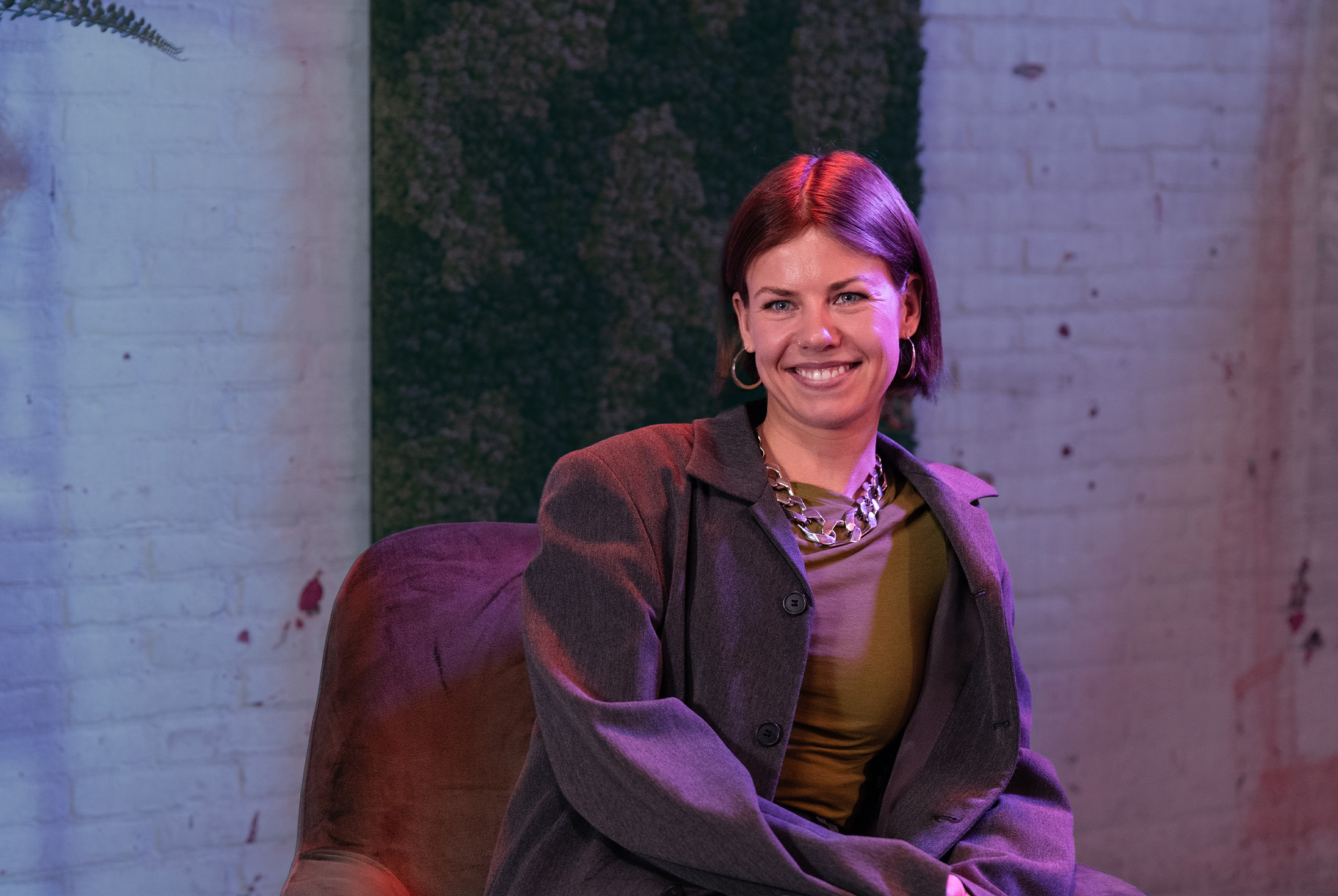 Sanne Cornelissen die glimlacht in de studio