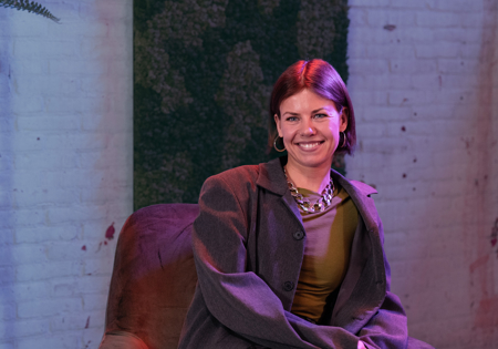 Sanne Cornelissen die glimlacht in de studio