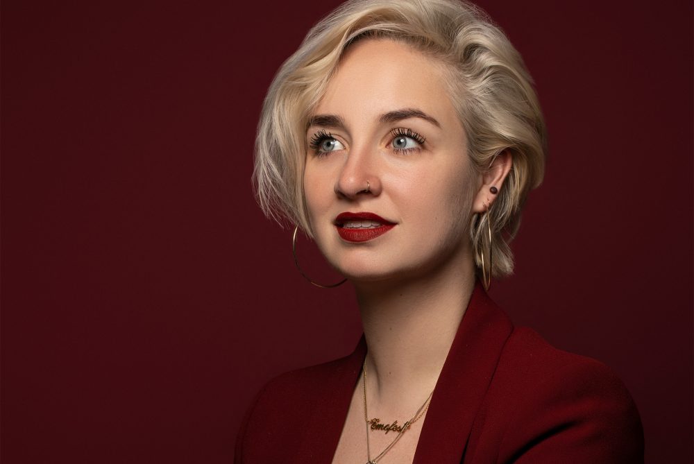 Danielle Jiskoot in het rood met rode achtergrond