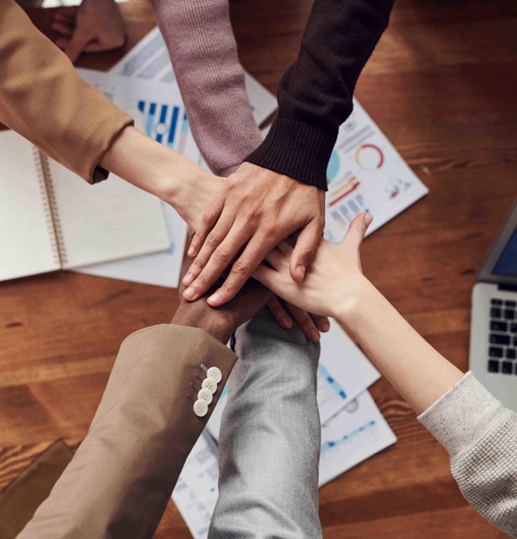 handen over elkaar voor teambuilding