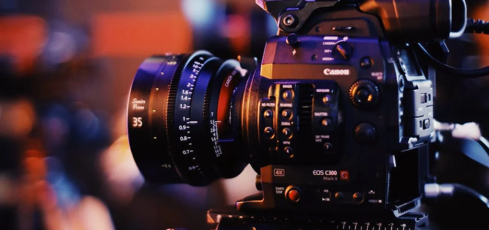 Camera met rode en blauwe tinten op achtergrond