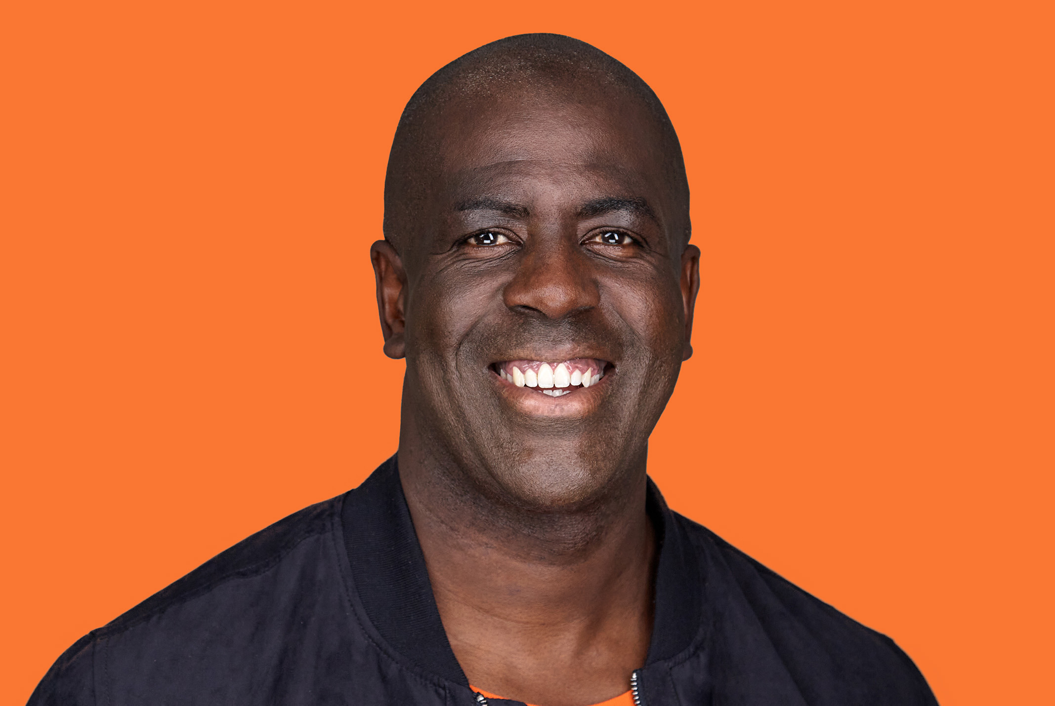 Vincent Biekman voor een oranje achtergrond