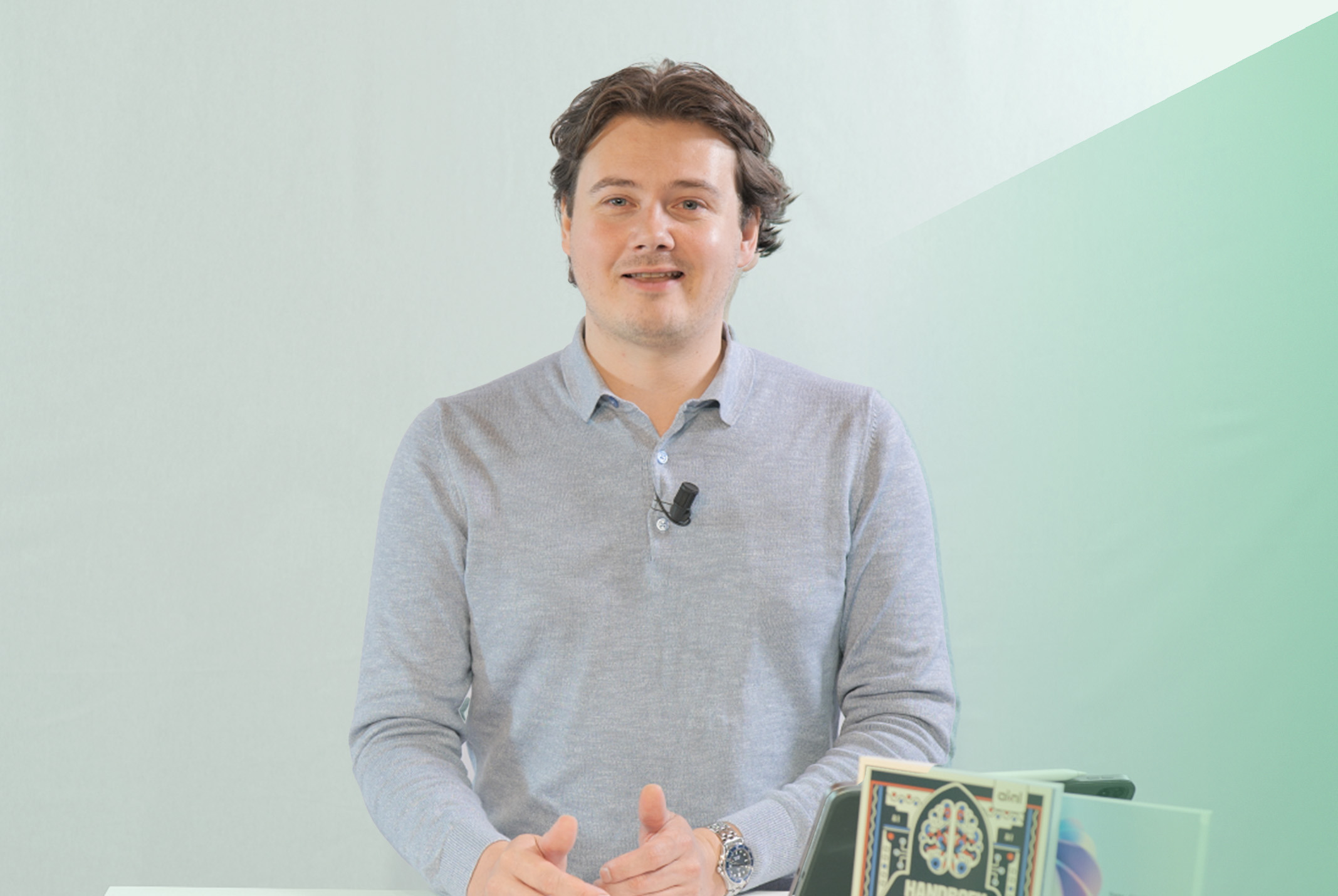 Remy Gieling voor een groene achtergrond over AI Agents