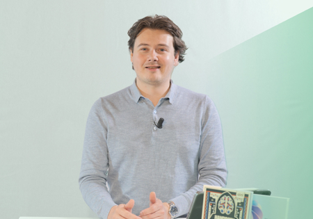 Remy Gieling voor een groene achtergrond over AI Agents