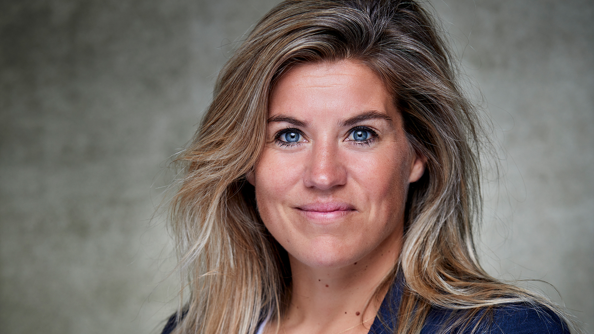 Kim Lammers op een grijze achtergrond