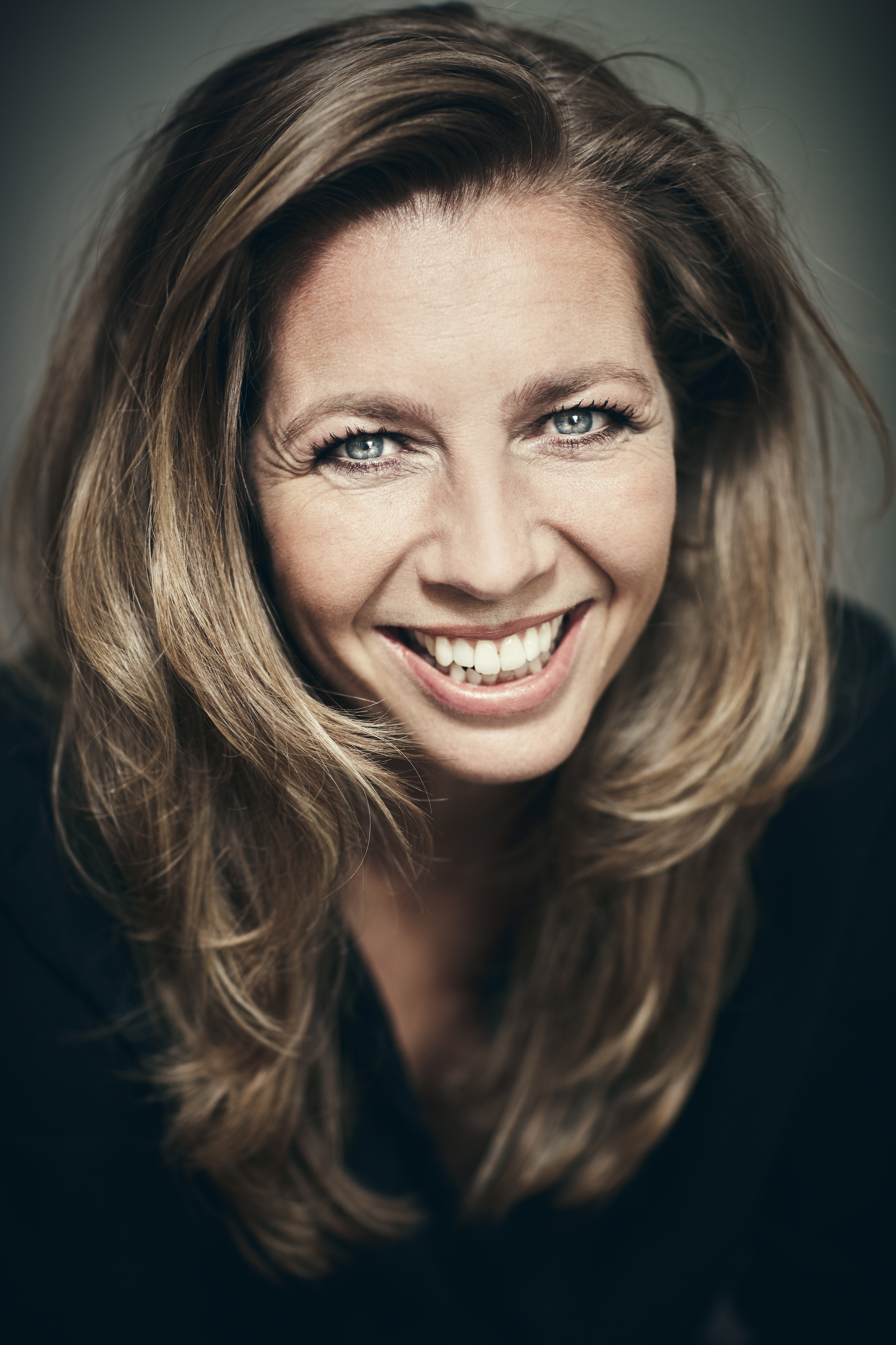 Pauline de Wilde lachend op de foto