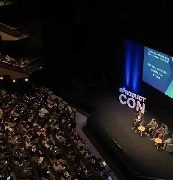 Paneldiscussie zaal met een groot podium