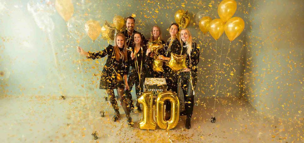 Team Sprekershuys met gouden ballonnen en confetti.