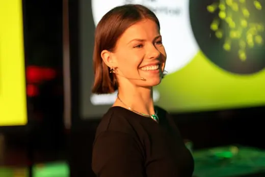 Sanne Cornelissen voor groene achtergrond in zwarte kleding