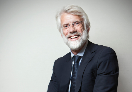 Erik Scherder leunend op muur