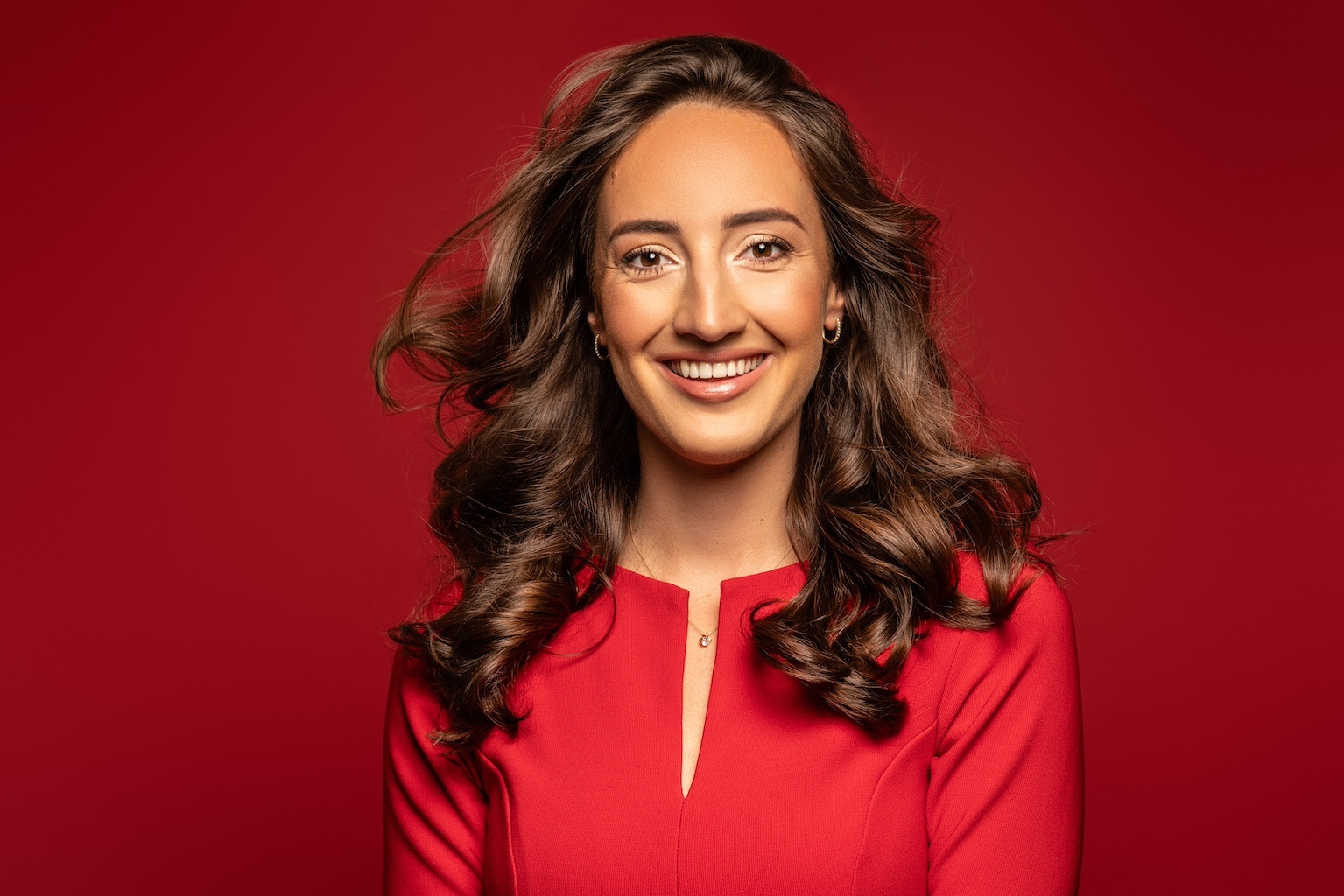 Laura Bas rode jurk rode achtergrond