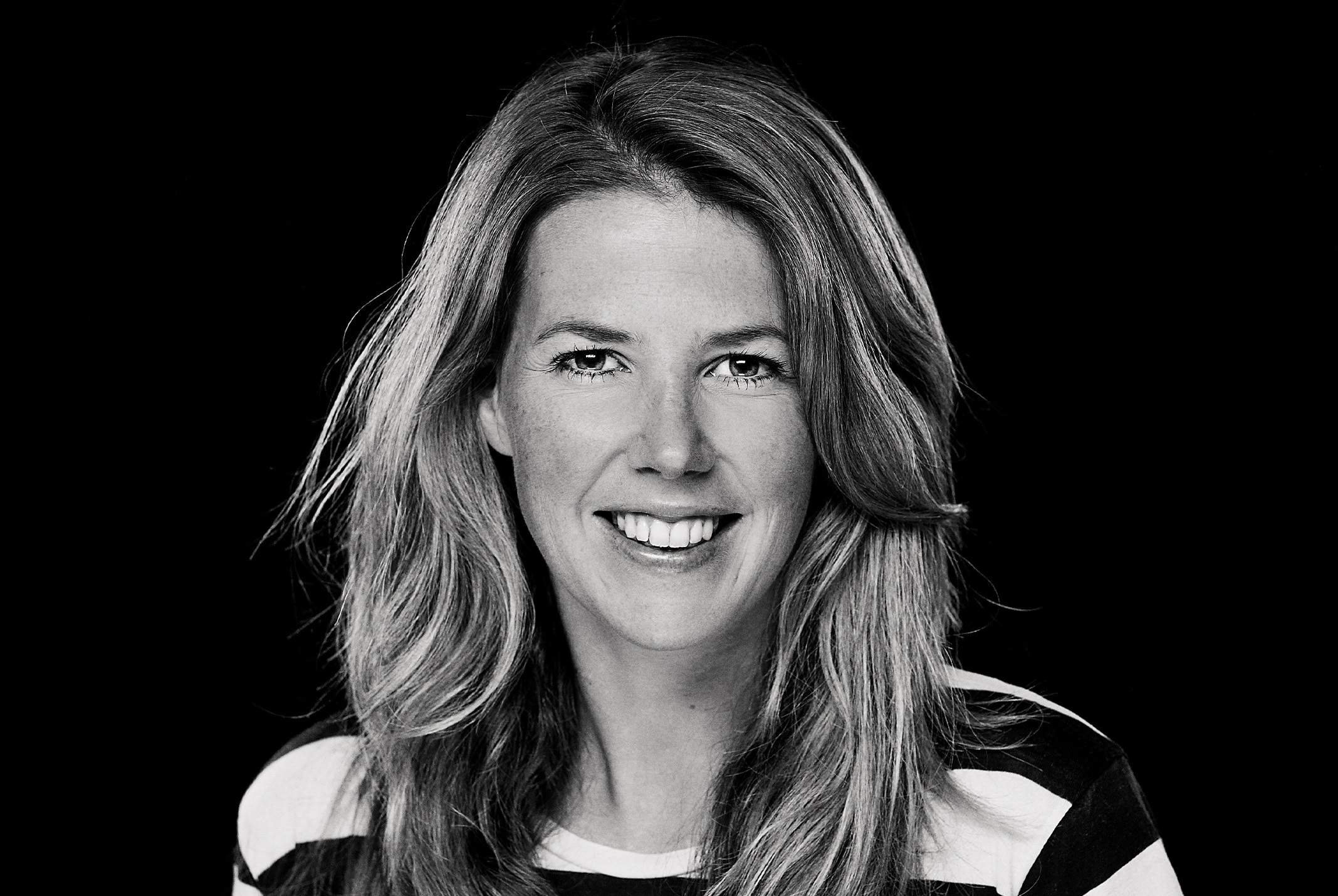 Anne Greet Haars zwart wit foto glimlachend in strepen shirt