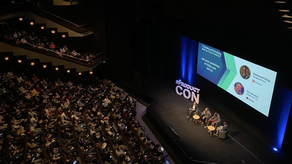 paneldiscussie in een grote zaal
