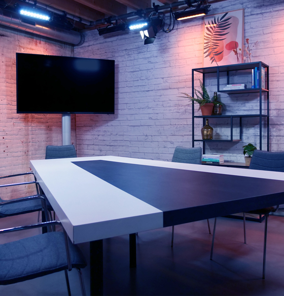 Studio werkspoor met grote witte tafel