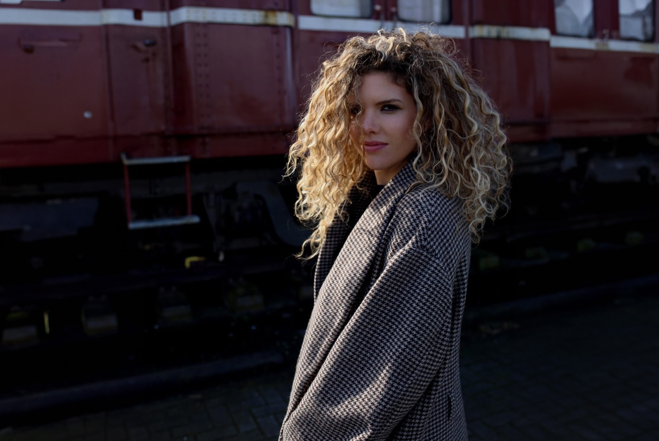 Rachel Rosier donkere achtergrond met grijze jas