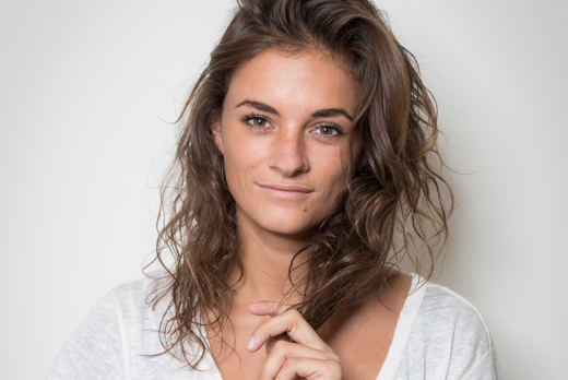 Liesbeth Rasker in wit shirt voor witte muur