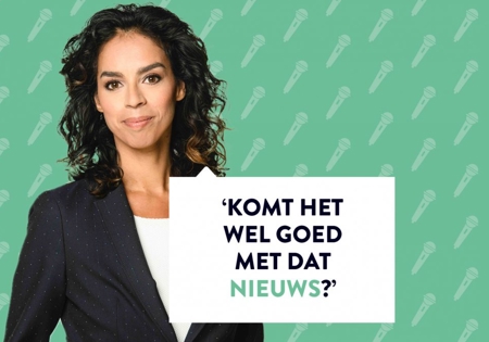 Ann Lynn Hamelink in zwarte blouse en wit shirt met groene achtergrond