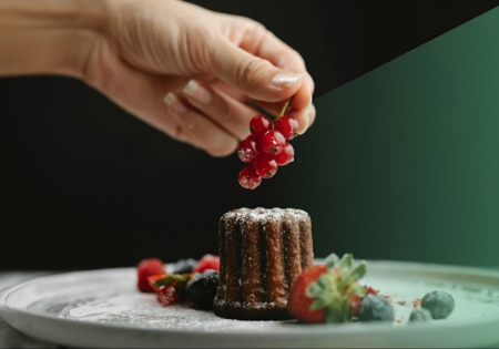 besjes op een chocolade cake