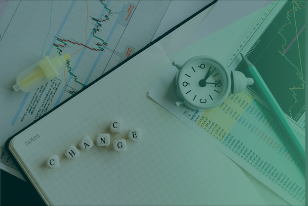 Timemanagement: Rommelige tafel met veel papieren, een potlood, een markeerstift en een bellenwekkertje.