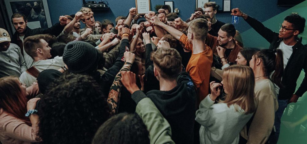 Jongeren met vuisten bij elkaar poserend