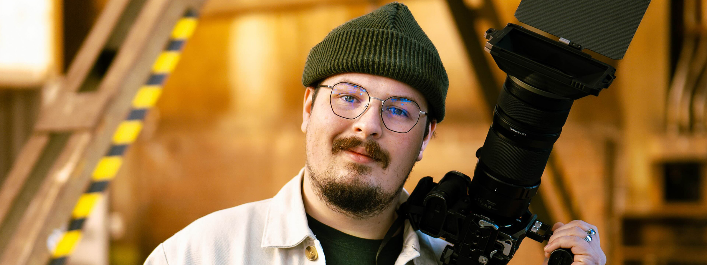 Bas van Leerdam met camera op schouder