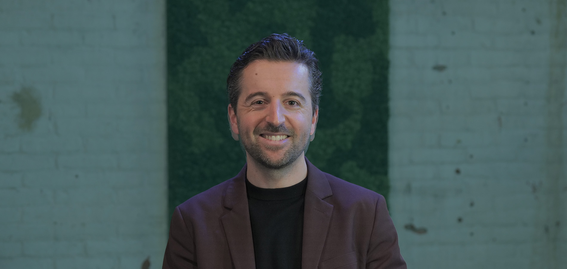 Dagvoorzitter Mark Wijsman lachend op de foto