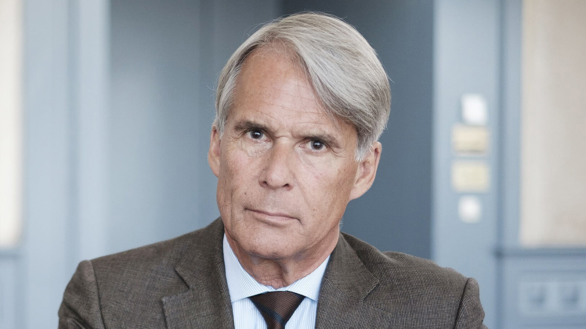 Man in pak met een lichte achtergrond