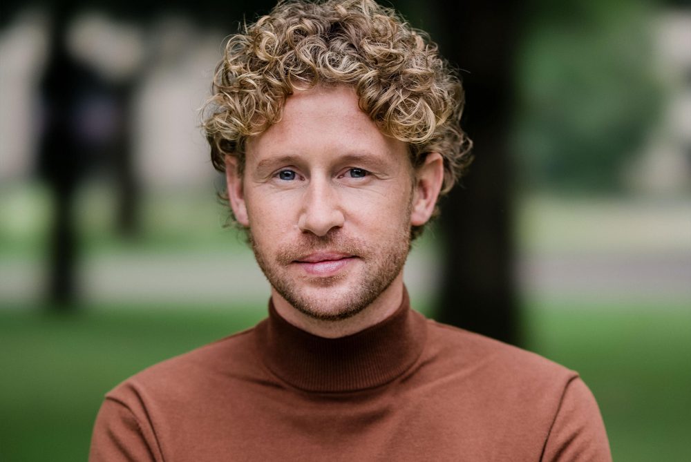 Ewout Genemans in bruine coltrui