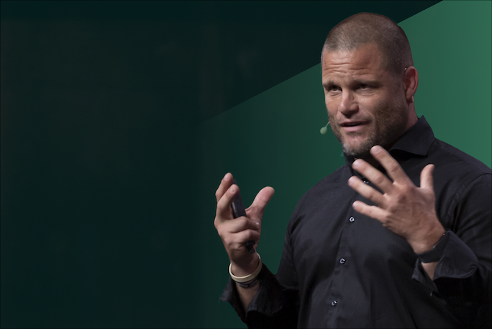 Michael kortekaas met groene achtergrond