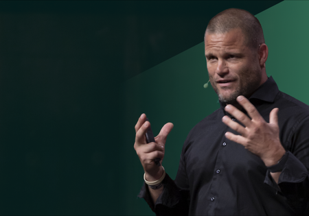 Michael kortekaas met groene achtergrond