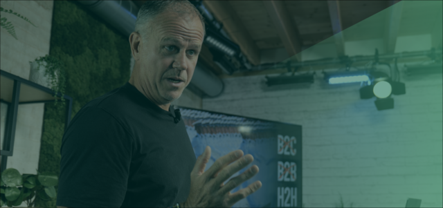 Ynzo van Zanten poserend met hand aan het praten met groene gloed