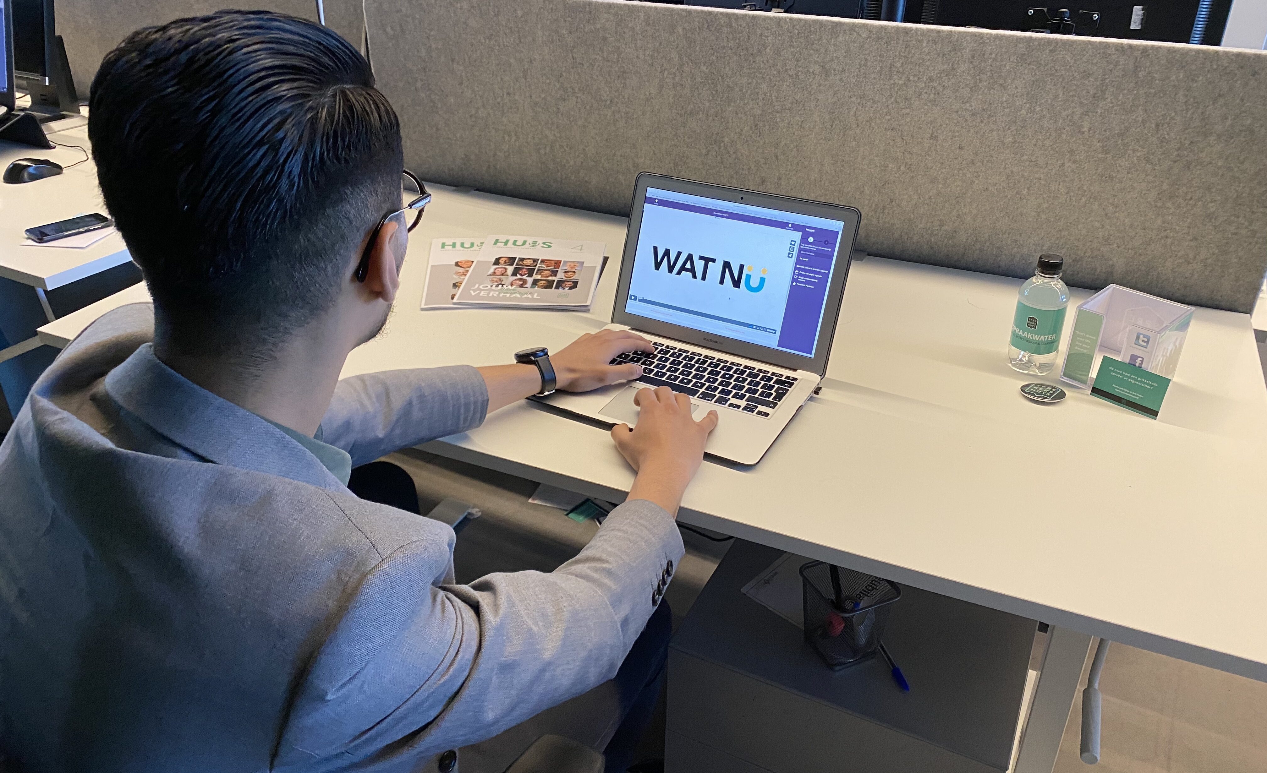 man achter laptop met wat nu erop