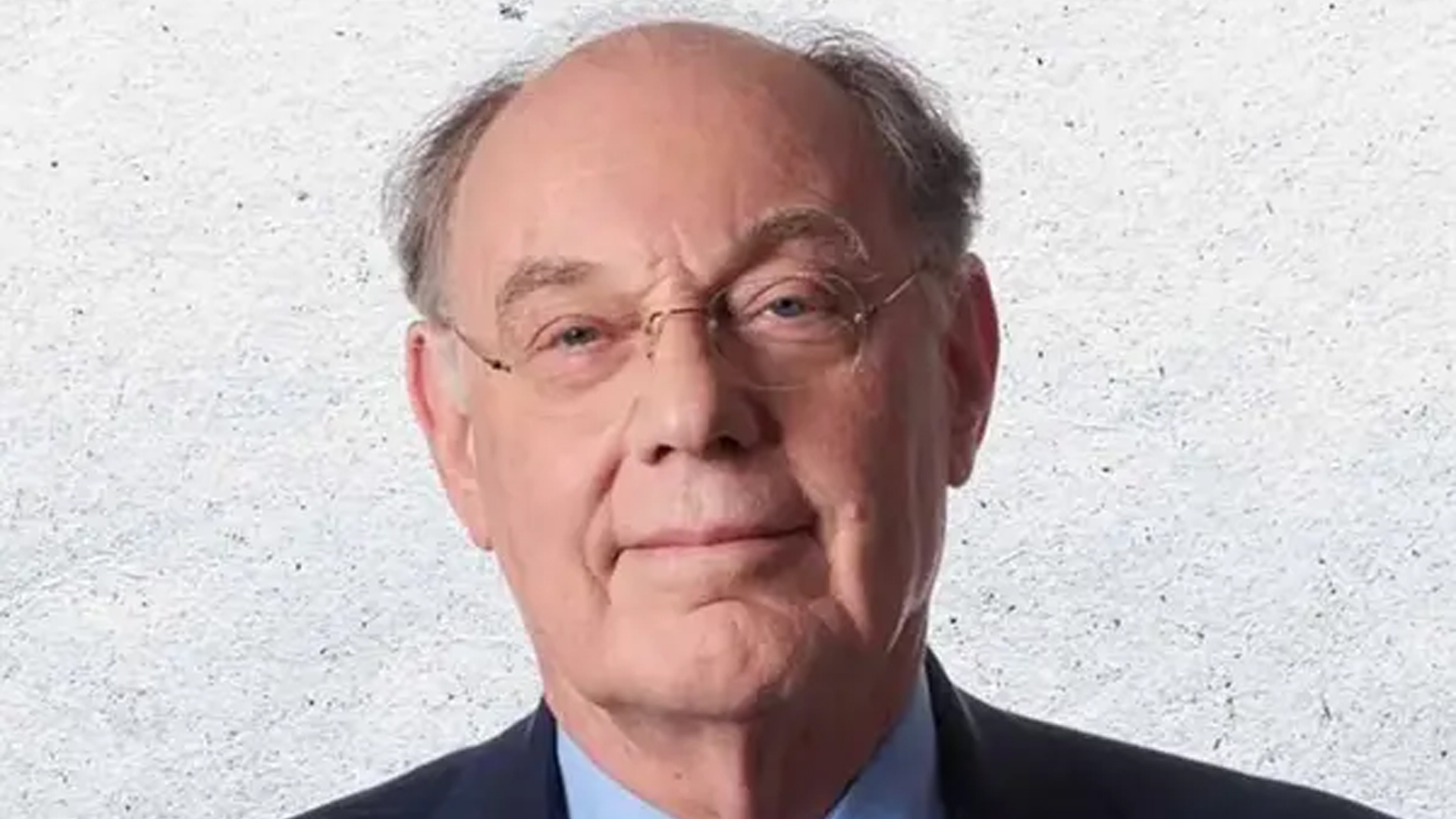 Bernard voor een grijze achtergrond