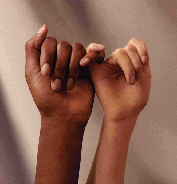 twee vrouwen geven elkaar een pinky promise